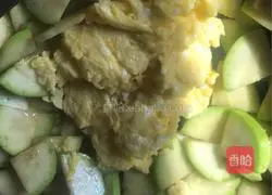 Illustration of how to make scrambled eggs with zucchini 5