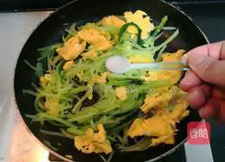 Illustration of how to make scrambled eggs with lettuce 19