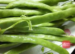 Illustration of how to make fried shredded pork with sword beans 1