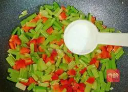 Illustration of how to make stir-fried beef with diced celery 16