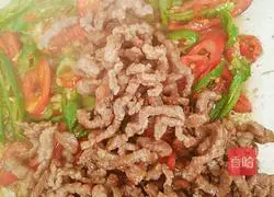 Illustration of how to make fried beef with chili pepper 11