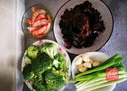 Illustration of how to make fried broccoli and shrimps 1