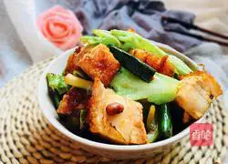 Illustration of how to stir-fry Macau pork with shredded cabbage 12