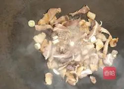 Illustration of how to make sauerkraut and pork stewed vermicelli 3