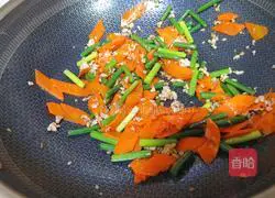 Illustration of how to stir-fry carrots with garlic sprouts and minced meat 8