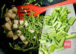 Illustration of how to stir-fry tofu with green garlic sprouts 7
