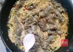 Illustration of how to stir-fry enoki mushrooms with fat beef 12