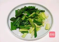 Illustration of how to stir-fry garlic sprouts and dry them 3