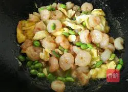 Recipe for scrambled eggs with shrimps Illustration 10