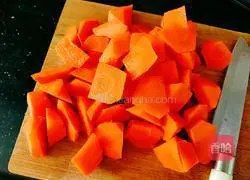 Illustration of how to cook beef brisket with carrots 11