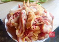 Illustration of how to stir-fry chicken with mushrooms 2