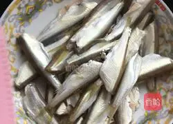 Illustration of how to make dry-fried river fish 1