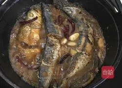 Illustration of how to stew fish in iron pot 13