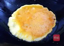 Illustration of how to make scrambled eggs with garlic sprouts 6