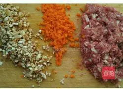 Illustration of how to make cabbage and pork rolls 1