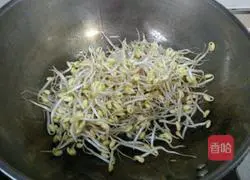 Illustration of how to stir-fry bean sprouts with colored pepper 3