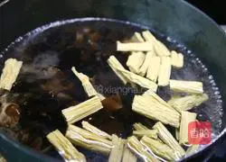 Illustration of how to stir-fry yuba with fungus 6