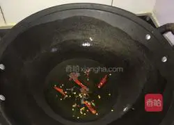 Illustration of how to stew fish in iron pot 5