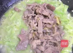 Illustration of how to make loofah fried meat 21