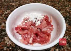 Illustration of how to make fried shredded pork with chives 3