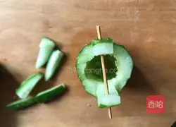 Illustration of how to make cucumber rice bucket 5