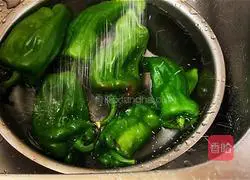 Illustration of how to make delicious fried belly with spicy pepper 1