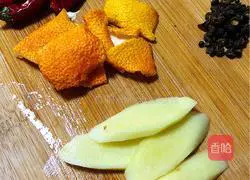  Illustration of how to make braised pork trotters with potatoes and fruits 3