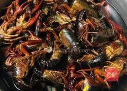 Illustration of braised crayfish in oil 1