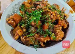 Soybean braised pig's trotters recipe 9