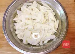 Illustration of how to make bitter bamboo shoots and meat slices 8