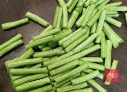 Illustration of how to make stir-fried cowpeas and meat 2