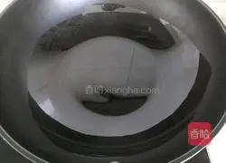 Illustration of how to stir-fry squid tentacles with onions 5