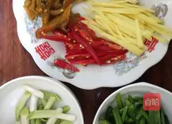 Illustration of how to stir-fry duck gizzards 3