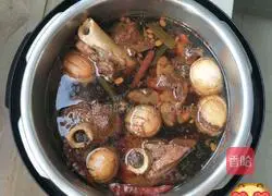 Illustration of making sauce-flavored big stick bones 7