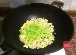 Illustration of how to make diced celery meat 7