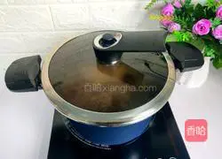 Soybean braised pig's trotters recipe 12