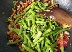 Illustration of how to make stir-fried beans 10
