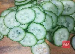 Illustration of how to make scrambled eggs with cucumber, shrimp, fungus and fungus 1