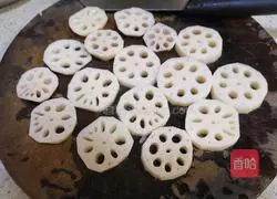 Illustration of how to make steamed pork ribs and lotus root 3