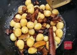 Illustration of how to make pork belly and braised eggs 7