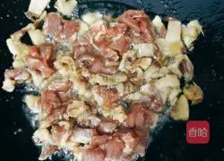 Illustration of how to make fried lotus root and meat 4