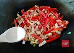 Illustration of how to make bell pepper shredded pork 12