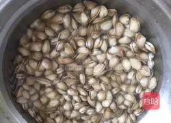 Illustration of how to make spicy fried sea melon seeds 1