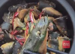 Illustration of how to make stuffed eel head in casserole 6