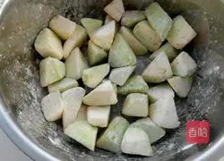 Illustration of how to cook eggplant with meat segments 3