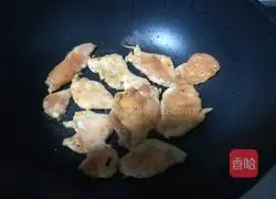 Illustration of how to make pan-fried black pepper chicken breast 3