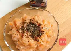 Illustration of how to make egg pancakes with meat 6