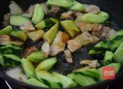 Illustration of how to make cucumber and fried meat 5