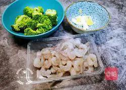Illustration of how to make steamed shrimps with broccoli 1