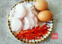 Illustration of how to make scrambled eggs with onions 1